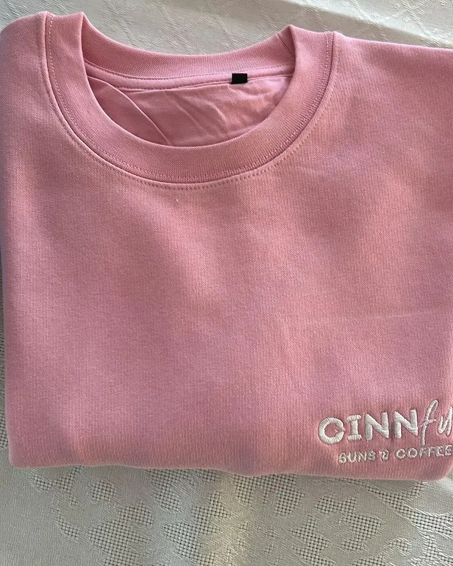 Rosa Sweatshirt mit heller Bruststickerei für ein Café