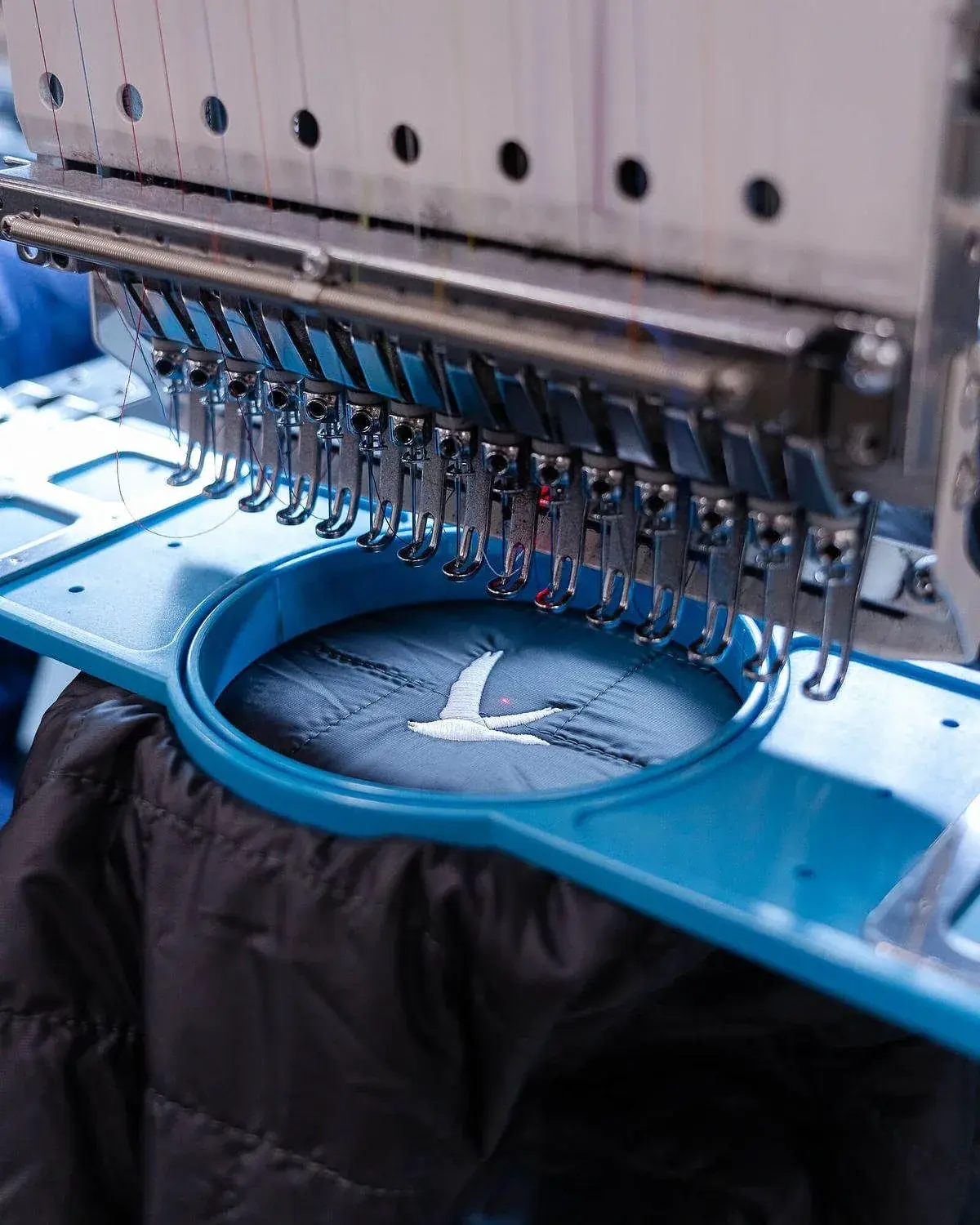 Firmenjacke im Stickrahmen der Stickmaschine in unserer Werkstatt in Peine